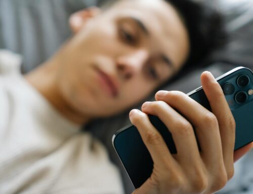 Gli adolescenti dormono poco? Scopriamo perchè