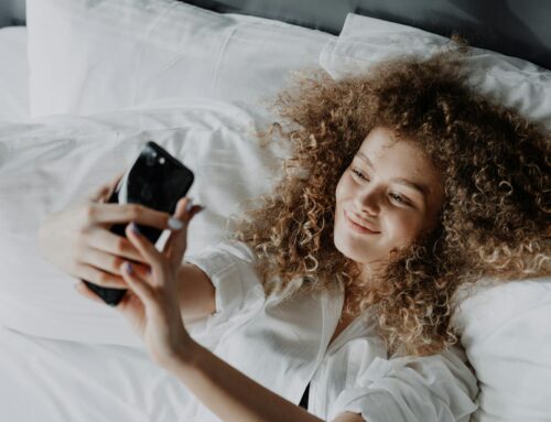 Adolescenti e cellulare a letto. Come aiutarli a spengerlo